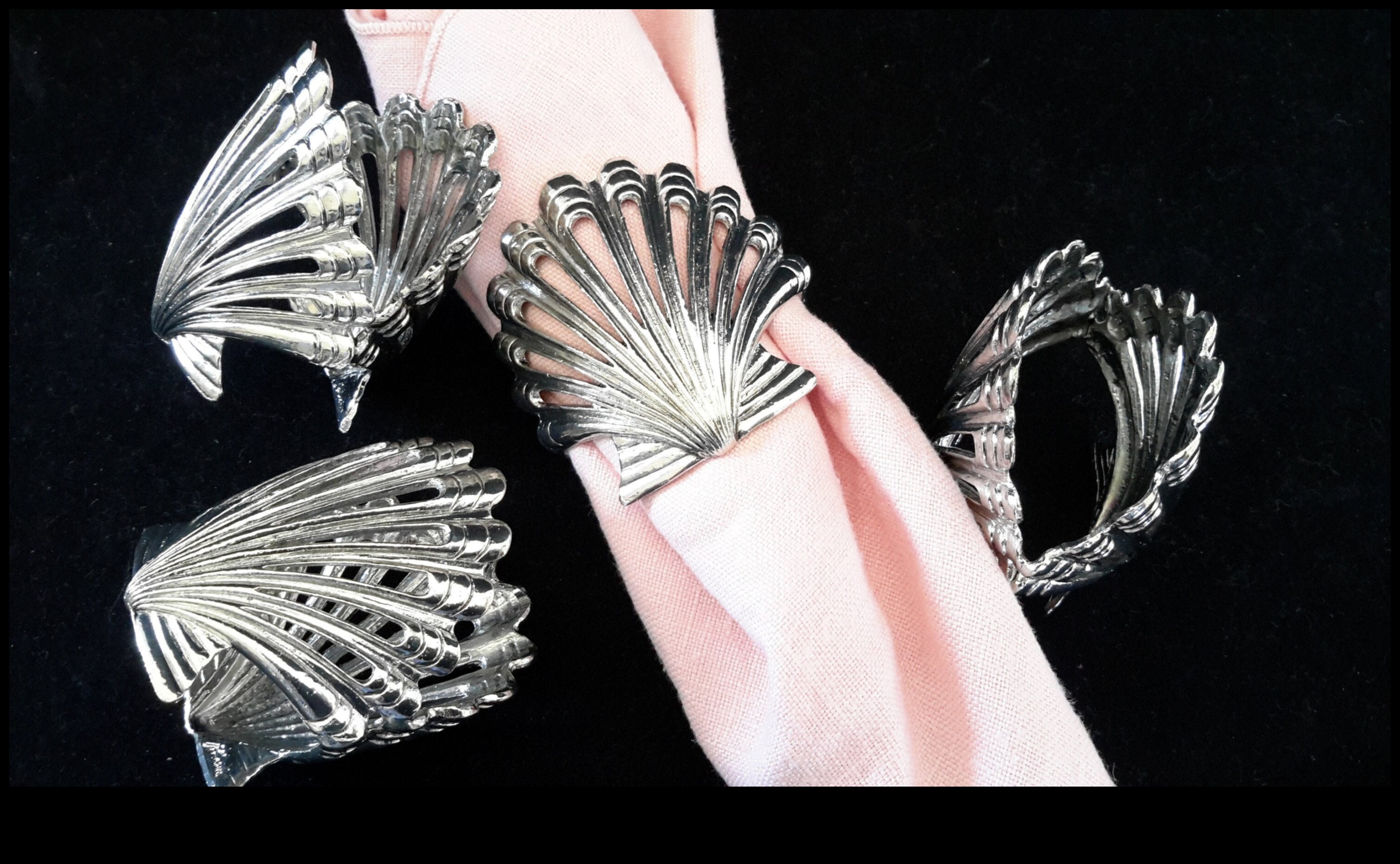 عجائب غريبة الأطوار: التقط السحر في قلاداتنا المستوحاة من غريب الأطوار