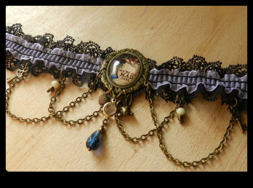 عجائب غريبة الأطوار: التقط السحر في قلاداتنا المستوحاة من غريب الأطوار