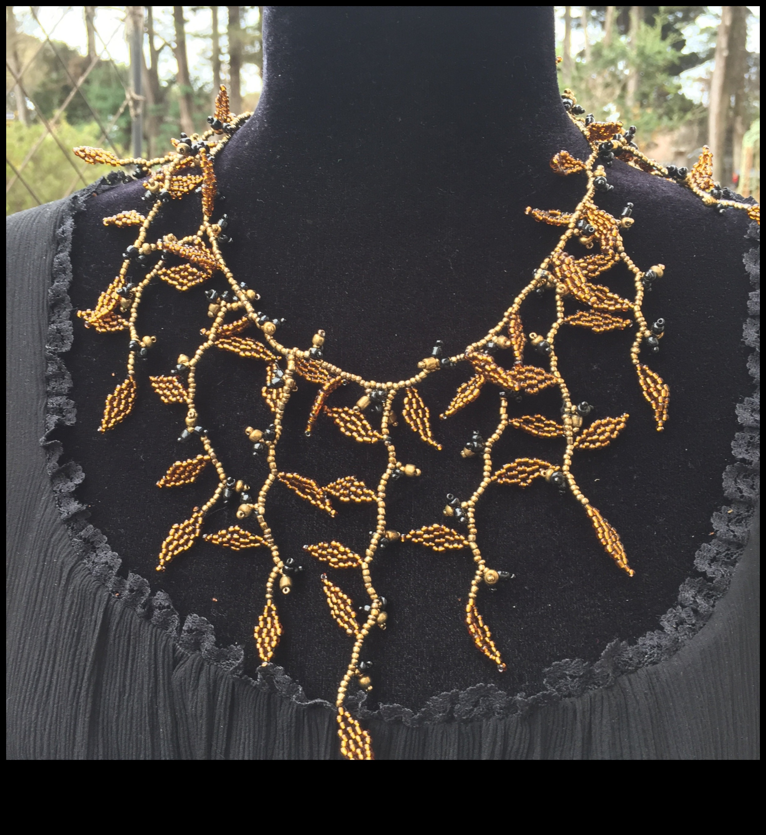 عجائب غريبة الأطوار: التقط السحر في قلاداتنا المستوحاة من غريب الأطوار