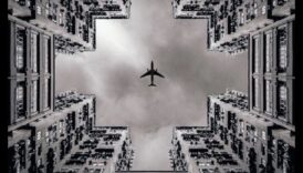 التماثل الحضري: استكشاف التوازن في رسومات سيتي سكيب