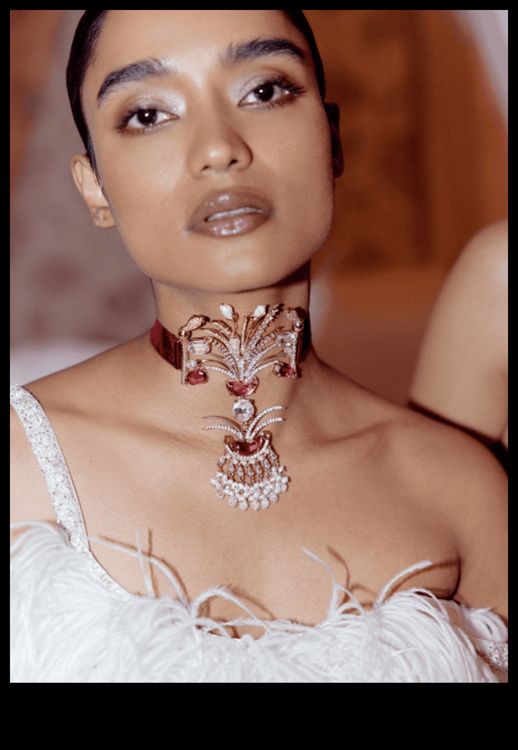 الرومانسية المشعة: دع الحب يتألق مع مجموعتنا الرومانسية من القلادات