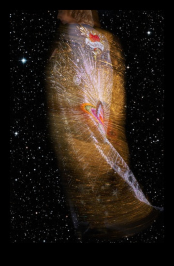 المجرة اللامعة: انطلق في رحلة من التألق مع أقراطنا المجرية