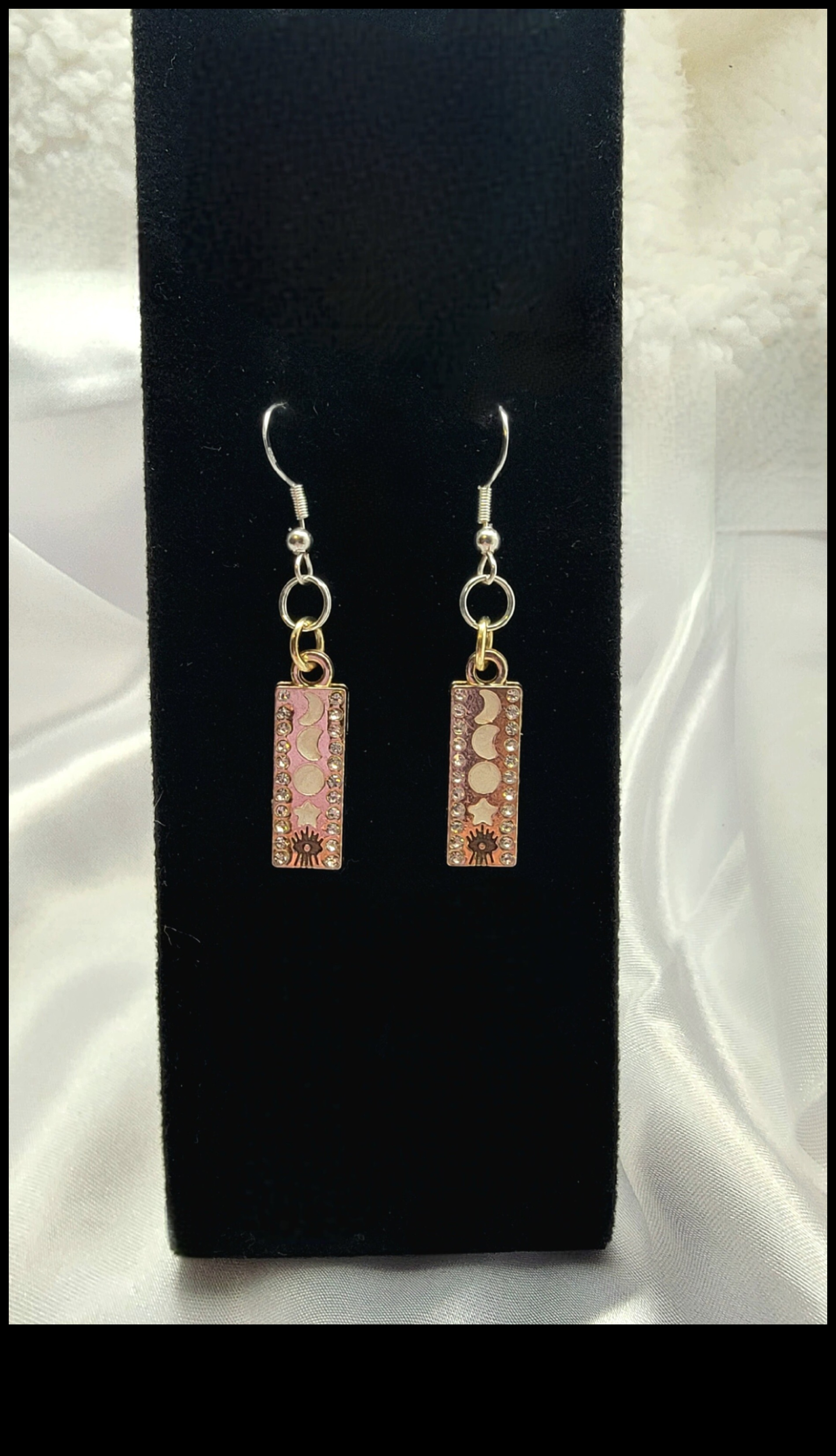 المجرة اللامعة: انطلق في رحلة من التألق مع أقراطنا المجرية