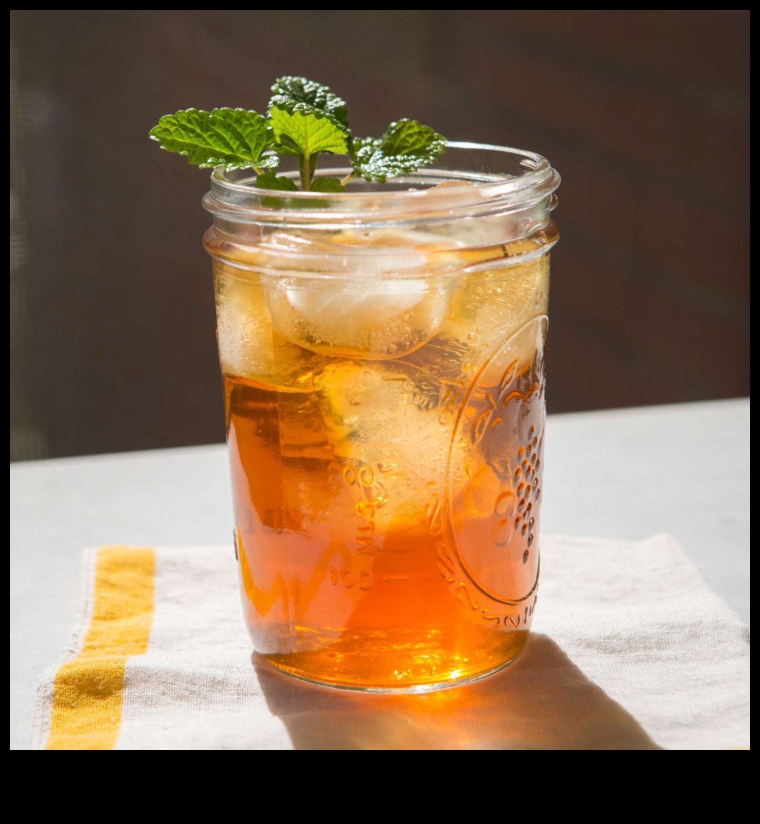 رشفات طازجة: دليل لصياغة مزيج مثالي من الشاي الأخضر المثلج