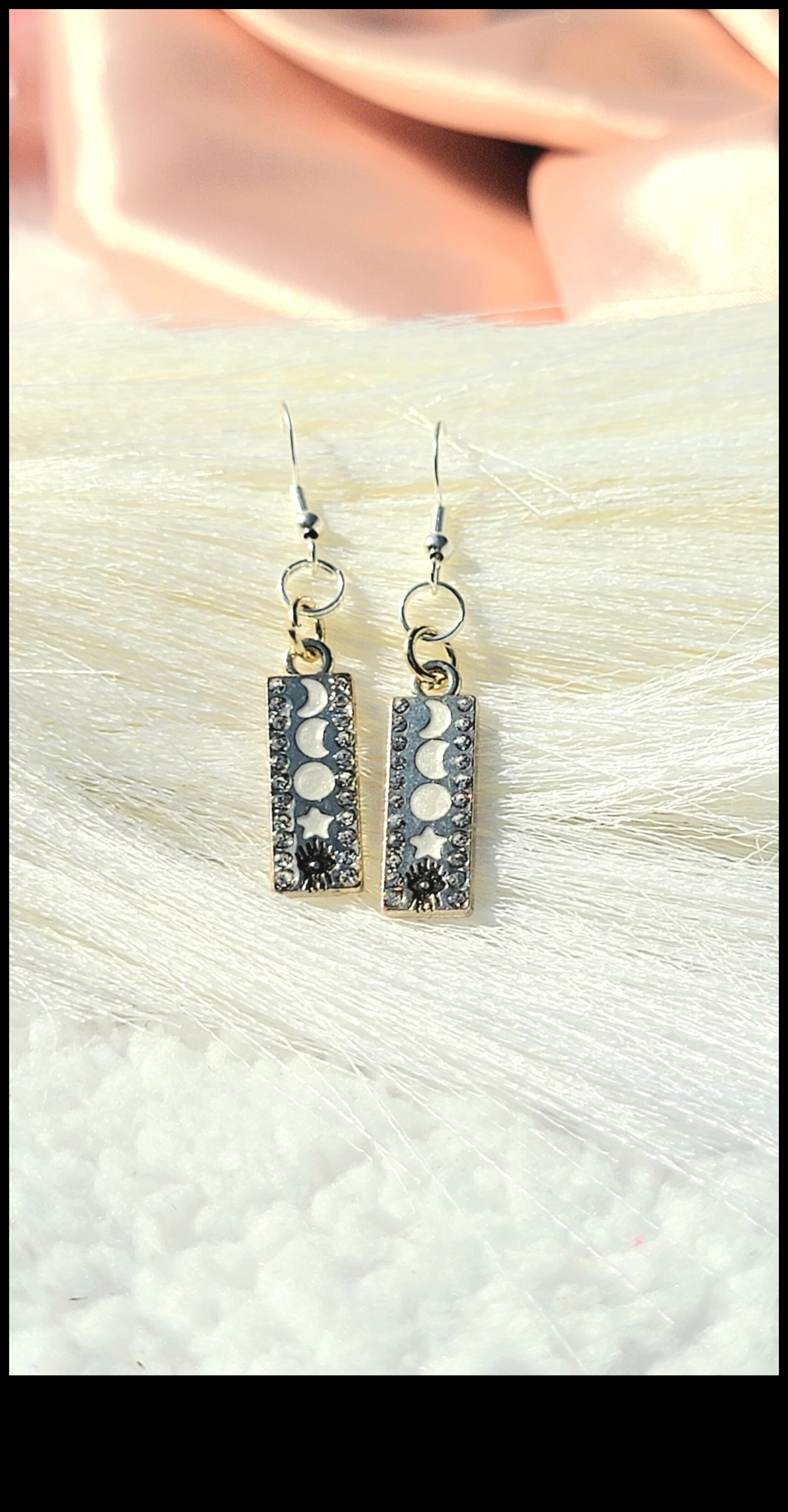 المجرة اللامعة: انطلق في رحلة من التألق مع أقراطنا المجرية