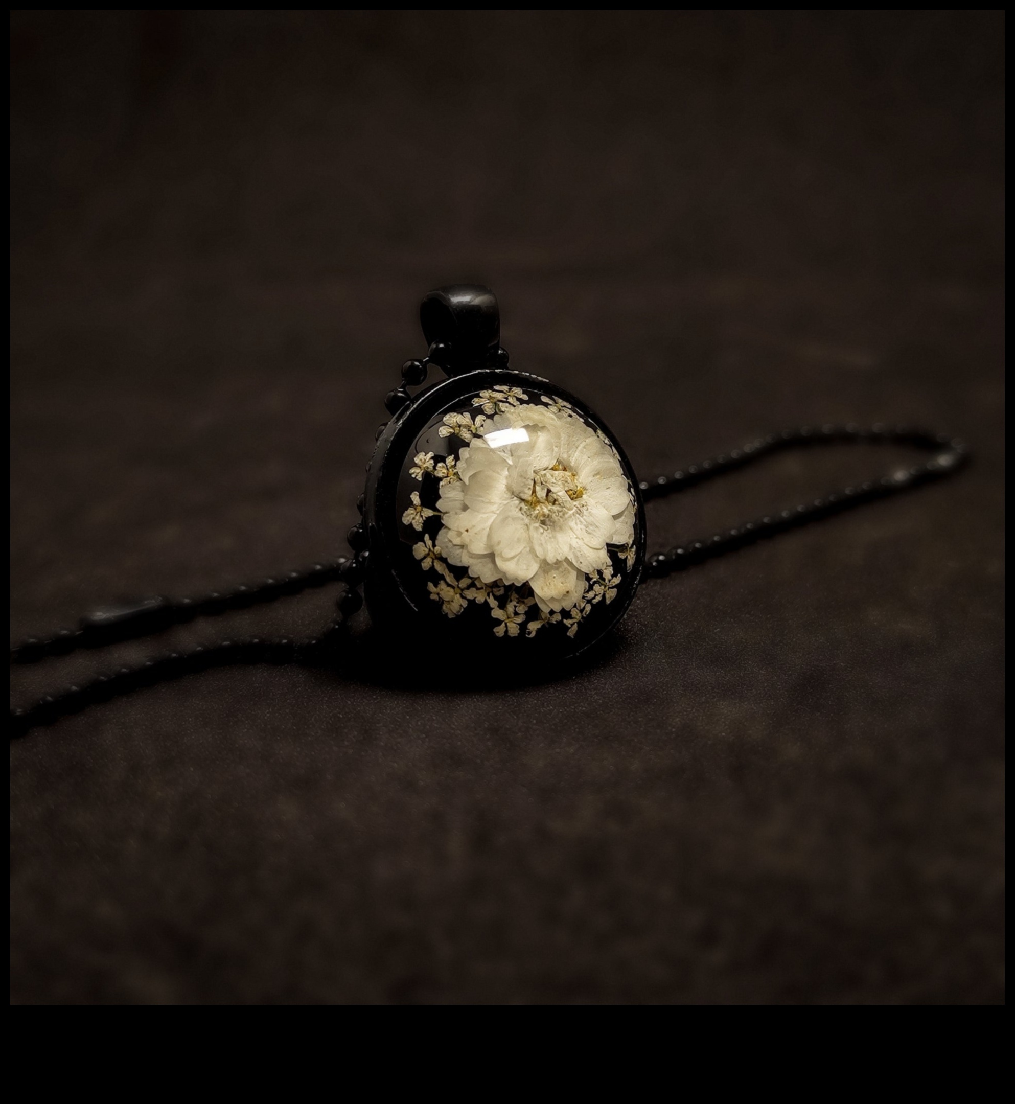 همسات الهاوية: الغوص في لغز المجوهرات القوطية